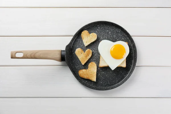Desayuno Romántico Con Huevo Frito Forma Corazón Tostadas Sartén Sobre — Foto de Stock