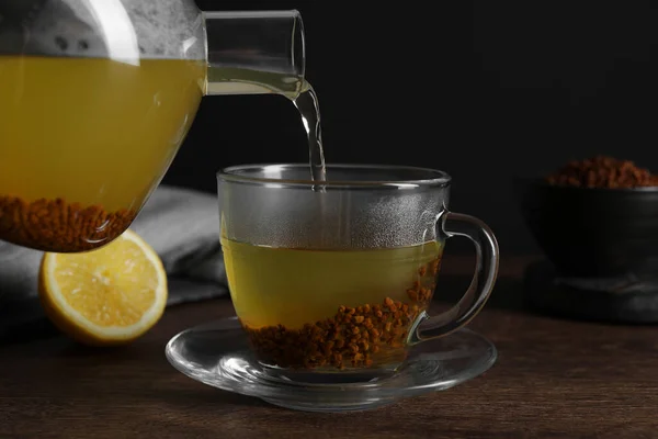 Öntött Hajdina Tea Csészébe Asztalra Közelkép — Stock Fotó