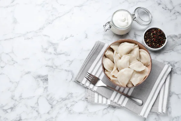 Sabrosas Albóndigas Tazón Servido Una Mesa Mármol Blanco Una Puesta — Foto de Stock