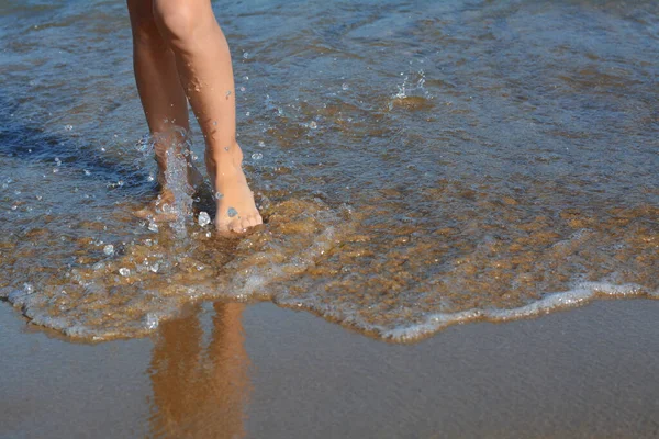 Criança Caminhando Através Água Praia Perto Das Pernas Espaço Para — Fotografia de Stock