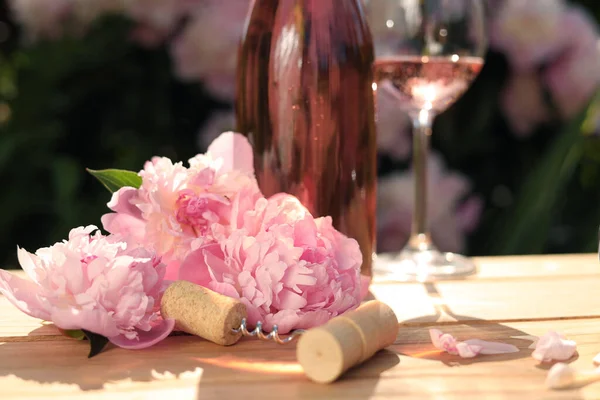 Rose Κρασί Και Τιρμπουσόν Κοντά Όμορφες Παιώνιες Ξύλινο Τραπέζι Στον — Φωτογραφία Αρχείου