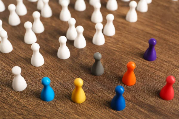 Peones Coloridos Sobre Mesa Madera Concepto Inclusión Social — Foto de Stock