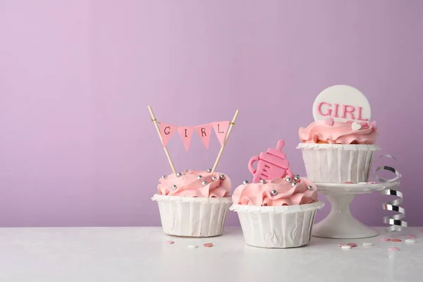 Babyshower Cupcakes Met Roze Crème Toppers Witte Tafel Tegen Violette — Stockfoto