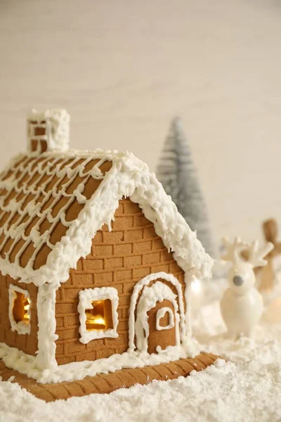 Schöne Lebkuchenhaus Mit Sahnehäubchen Auf Schnee Dekoriert — Stockfoto