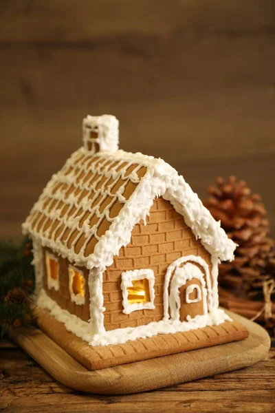 Schöne Lebkuchenhaus Mit Zuckerguss Auf Holztisch Dekoriert — Stockfoto