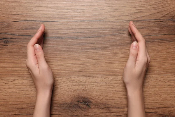 女性の木製のテーブルの上に手を閉じて保持する テキストのスペース — ストック写真