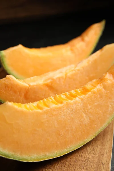 Snijdt Smakelijke Verse Meloen Houten Plank Close — Stockfoto