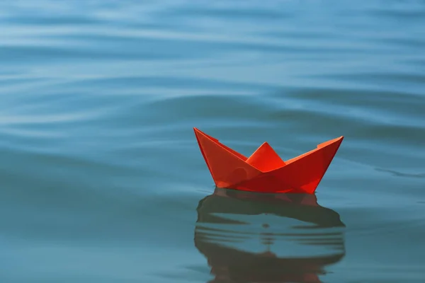 Oranje Papieren Boot Drijvend Wateroppervlak Ruimte Voor Tekst — Stockfoto