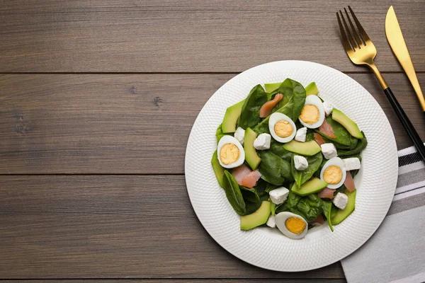 Köstlicher Salat Mit Gekochten Eiern Feta Käse Und Lachs Auf — Stockfoto
