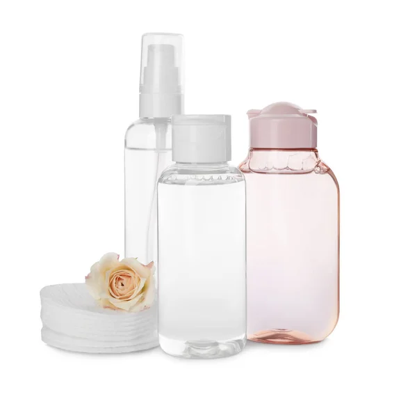 Flaschen Mit Reinigungswasser Wattepads Und Blume Auf Weißem Hintergrund — Stockfoto
