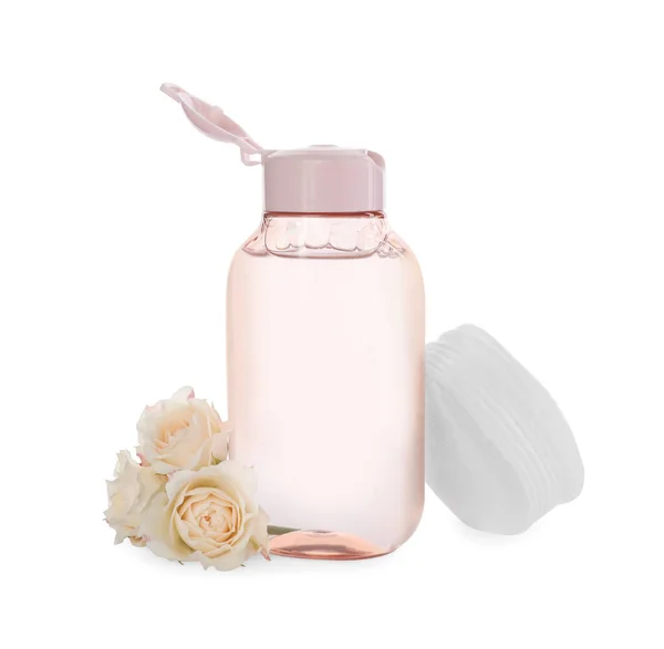 Flasche Micellar Reinigungswasser Und Blumen Auf Weißem Hintergrund — Stockfoto