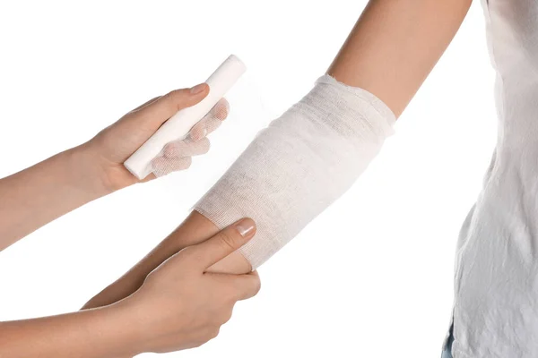 Lekarz Nakładający Bandaż Ramię Pacjenta Białym Tle Zbliżenie — Zdjęcie stockowe