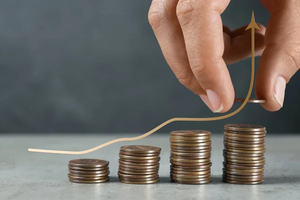 Concepto Aumento Salarial Mujer Apilando Monedas Mesa Gris Ilustración Flecha — Foto de Stock