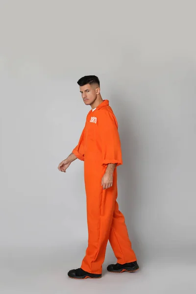 Prisionero Mono Naranja Sobre Fondo Gris — Foto de Stock