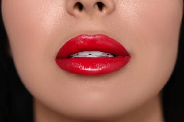 Jonge Vrouw Draagt Mooie Rode Lippenstift Donkere Achtergrond Close — Stockfoto