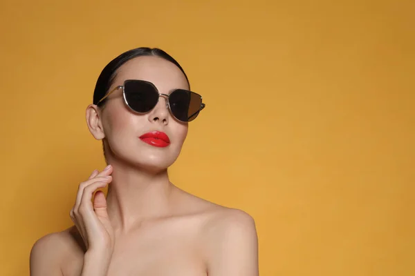 Atrakcyjna Kobieta Modnych Okularach Przeciwsłonecznych Pomarańczowym Tle Miejsce Tekst — Zdjęcie stockowe