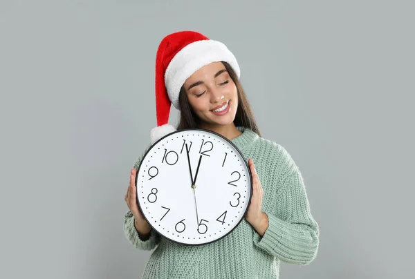 Femme Chapeau Père Noël Avec Horloge Sur Fond Gris Compte — Photo