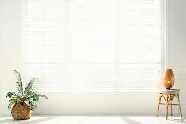 Табурет Лампа Рослина Біля Великого Вікна Просторій Кімнаті Дизайн Інтер — стокове фото