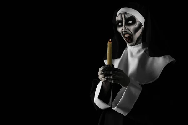 Nonne Diabolique Effrayante Avec Une Bougie Allumée Sur Fond Noir — Photo