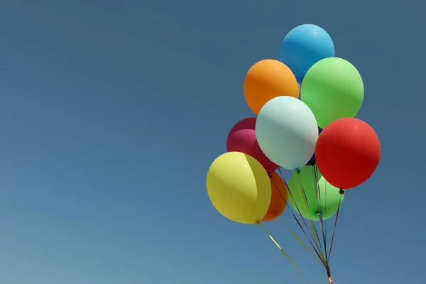 Bande Ballons Colorés Contre Ciel Bleu Espace Pour Texte — Photo