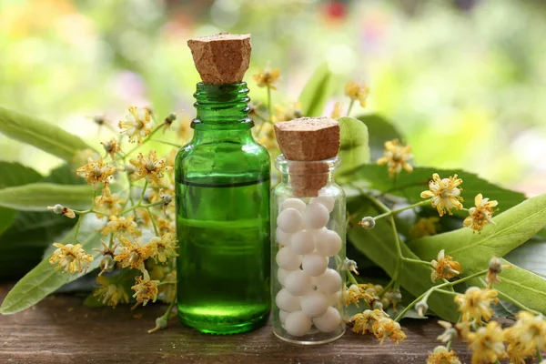 Cynk Butelka Homeopatycznego Lekarstwa Kwiaty Lipy Drewnianym Stole — Zdjęcie stockowe