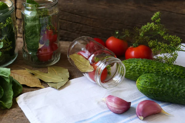 Γυάλινα Βάζα Φρέσκα Λαχανικά Και Βότανα Ξύλινο Τραπέζι Συνταγή Τουρσί — Φωτογραφία Αρχείου