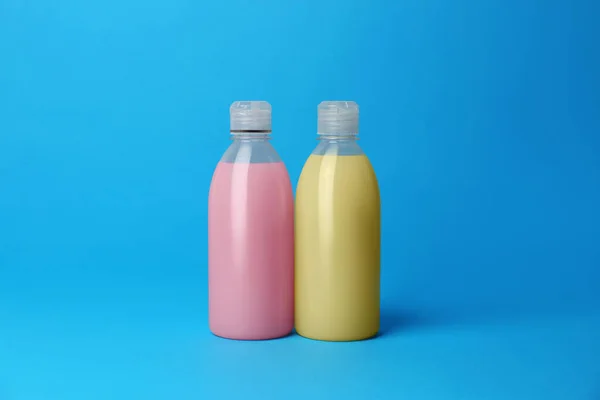 Flessen Wasmiddelen Lichtblauwe Achtergrond Schoonmaakmiddelen — Stockfoto