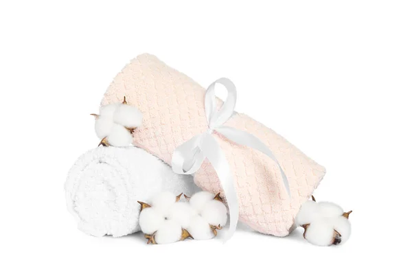 Serviettes Propres Douces Avec Des Fleurs Coton Isolées Sur Blanc — Photo