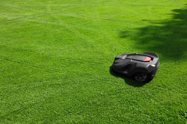 Modern Robot Lawn Mower Green Grass Garden — Stockfoto