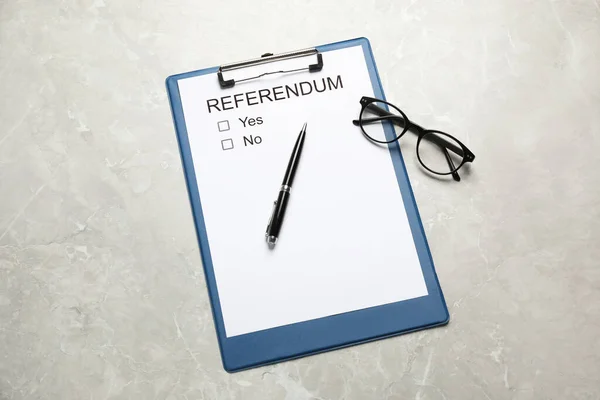 Δημοψήφισμα Ψηφοδέλτιο Πρόχειρο Γυαλιά Και Στυλό Ανοιχτό Γκρι Μαρμάρινο Τραπέζι — Φωτογραφία Αρχείου