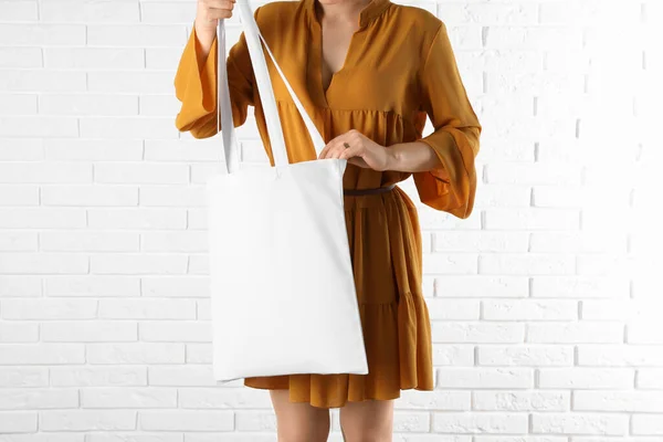 Woman White Textile Bag Brick Wall Closeup Space Design — Fotografia de Stock