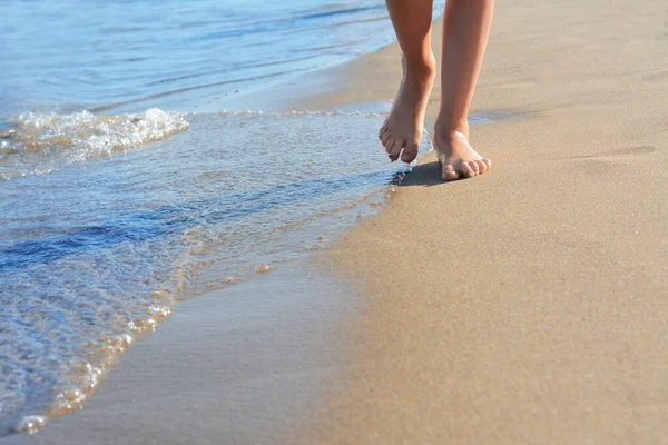 子供の海岸の水の中を歩くと 足の閉鎖 テキストのスペース — ストック写真