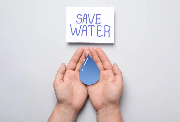Homem Segurando Gota Papel Perto Cartão Com Palavras Salvar Água — Fotografia de Stock