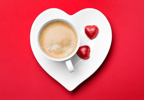 Kopp Kaffe Och Choklad Godis Röd Bakgrund Ovanifrån Alla Hjärtans — Stockfoto