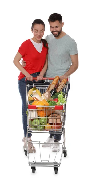 Glückliches Paar Mit Einkaufswagen Voller Lebensmittel Auf Weißem Hintergrund — Stockfoto