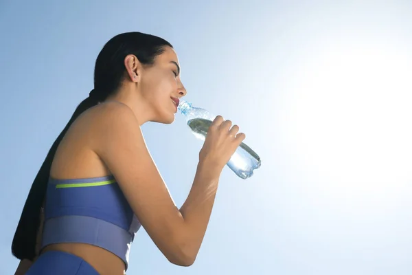 Beautiful Young Sportswoman Drinking Water Outdoors Refreshing Drink — Photo