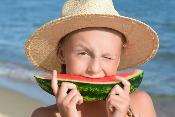 Cute Little Girl Straw Hat Eating Juicy Watermelon Beach Closeup — Stock Photo, Image
