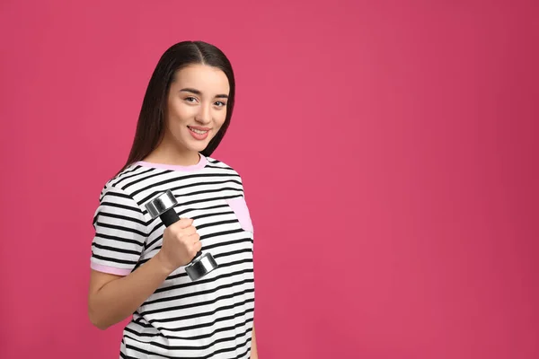 Mulher Com Haltere Como Símbolo Poder Menina Fundo Rosa Espaço — Fotografia de Stock