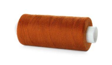 Beyaz üzerine izole edilmiş kahverengi dikiş ipliği makarası