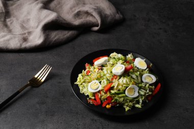 Çin lahanalı ve bıldırcın yumurtalı nefis salata.