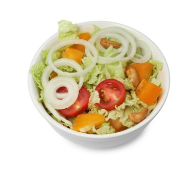 Çin lahanalı, domatesli ve soğanlı bir kase lezzetli salata.