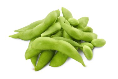 Beyaz zemin üzerinde fasulye olan taze yeşil edamame kapsülleri