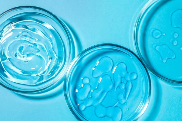 Pratos Petri Com Líquidos Sobre Fundo Azul Claro Flat Lay — Fotografia de Stock