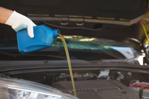 Homem Derramando Óleo Motor Recipiente Azul Close Espaço Para Texto — Fotografia de Stock