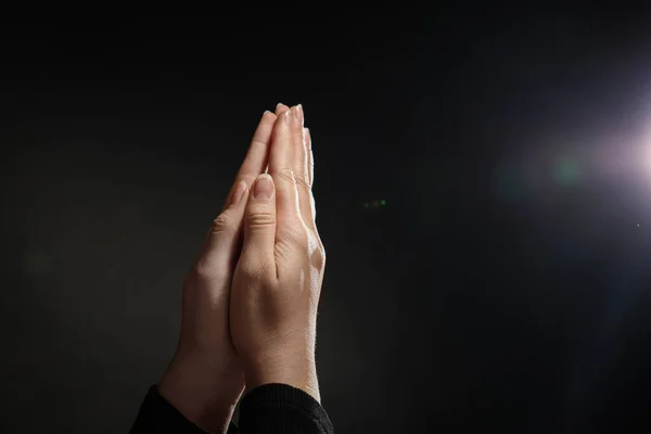 暗闇の中で光に対して祈る間 手を握っている女性は拍手を送りました テキストのスペース — ストック写真