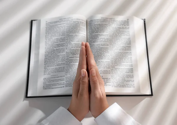 Visão Acima Mulher Segurando Mãos Apertadas Enquanto Orava Sobre Bíblia — Fotografia de Stock