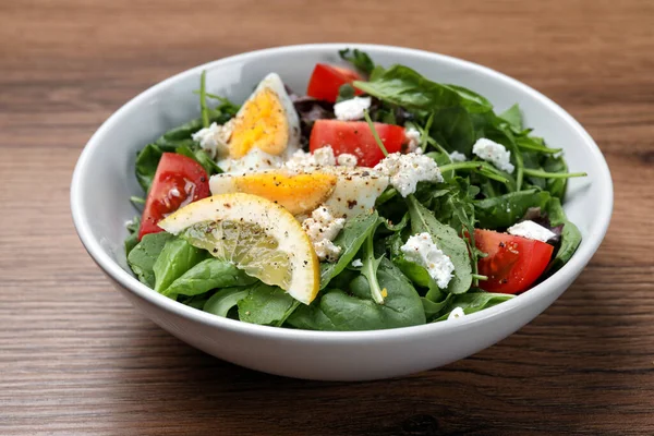 Köstlicher Salat Mit Gekochtem Tomaten Und Käse Schüssel Auf Holztisch — Stockfoto