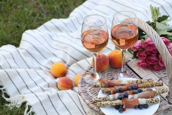 Glasses Delicious Rose Wine Food Flowers Basket Picnic Blanket Outdoors — Stock fotografie