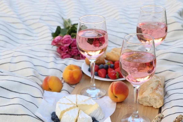 Стаканы Вкусного Розового Вина Цветы Еда Белом Одеяле Пикника — стоковое фото