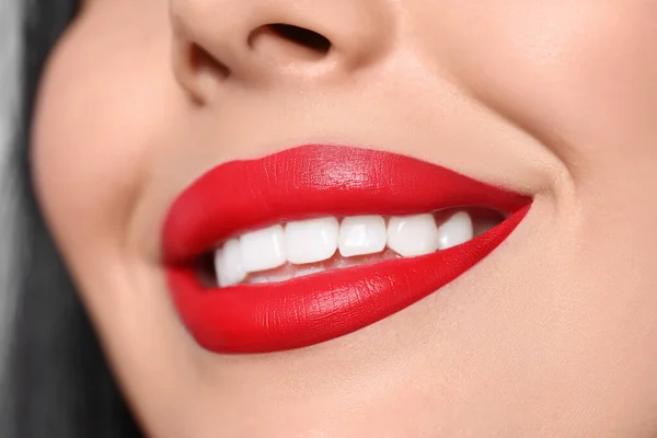 Wanita Muda Mengenakan Lipstik Merah Yang Indah Menutup — Stok Foto